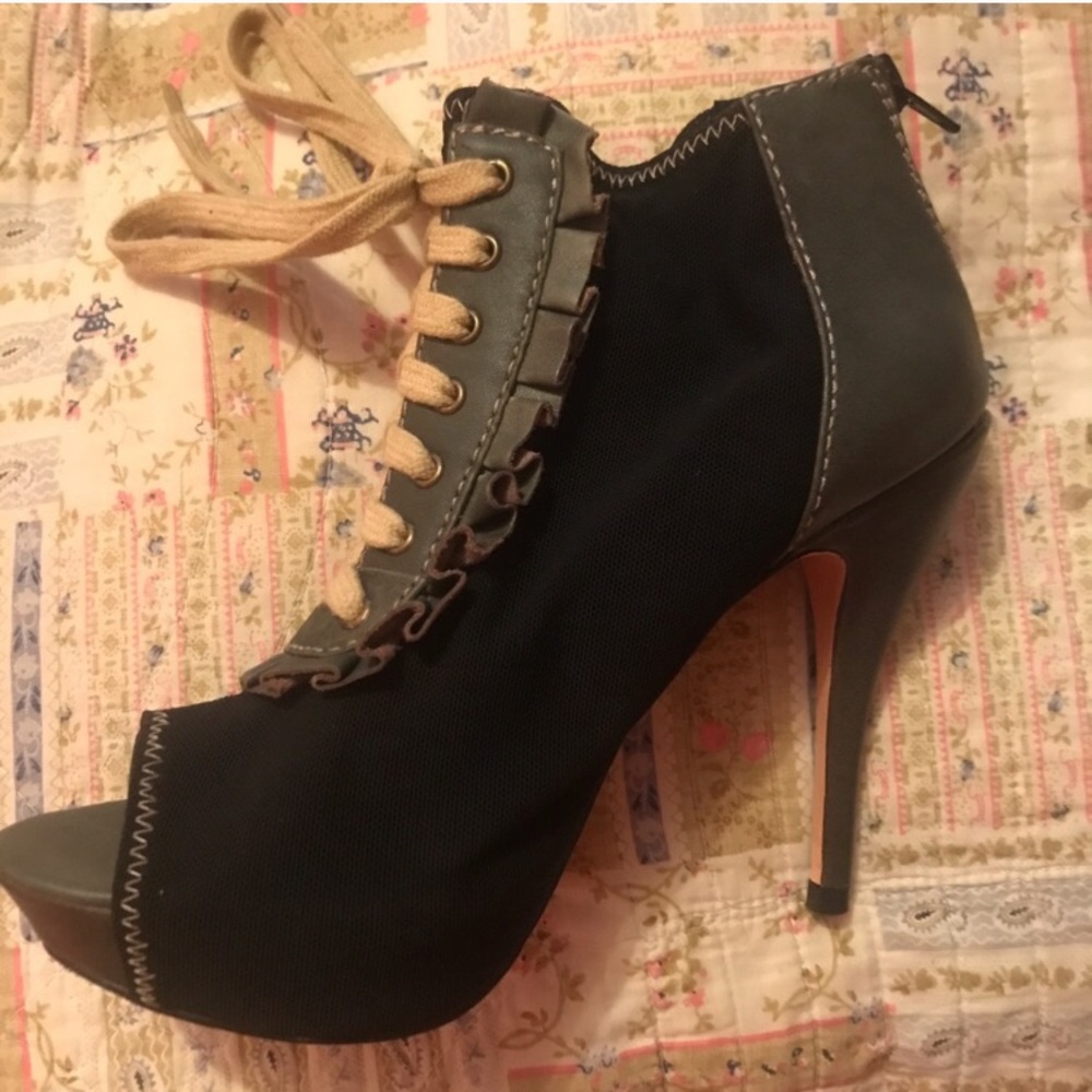 NWOT Betsey Johnson Lace-up Peep toe Heels